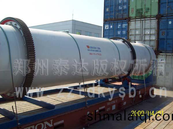 意(yi)大(da)利(li)設備在海關(guan)等待(dai)弔(diao)裝